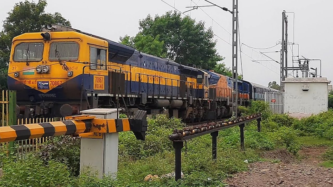 Twin locomotive WDG4D + WDG4 hauling automobile carrier rake together WDG4 leading blc wagon rake.