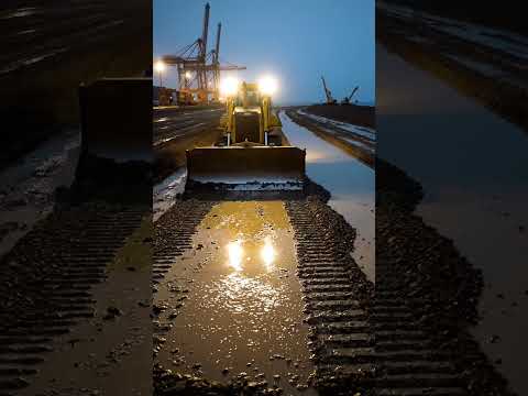 Bulldozer Night Shift: Epic Mud & Rock Moving Action! 🚧