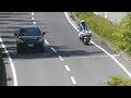 これが白バイのスピード取り締り。This is a professional jop of a speed cop.