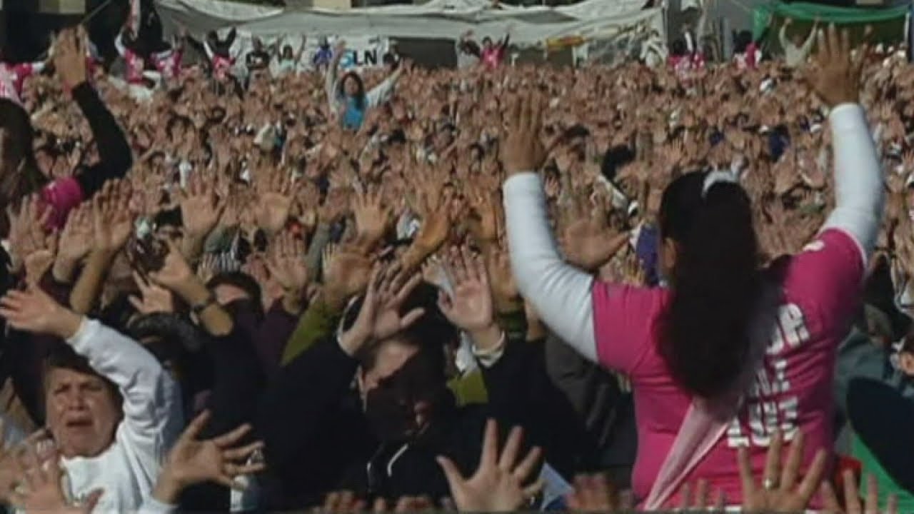Thousands attend mass yoga session in Mexico