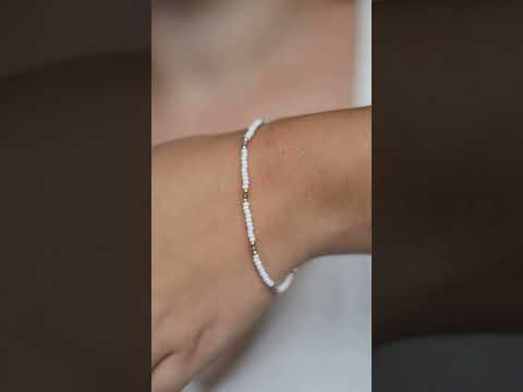 Браслет на гумці натуральний Циркон фіолетовий, Бісер +вставки колір золото фур-ра гіп-ний сплав d-2мм L-18см, видео 1