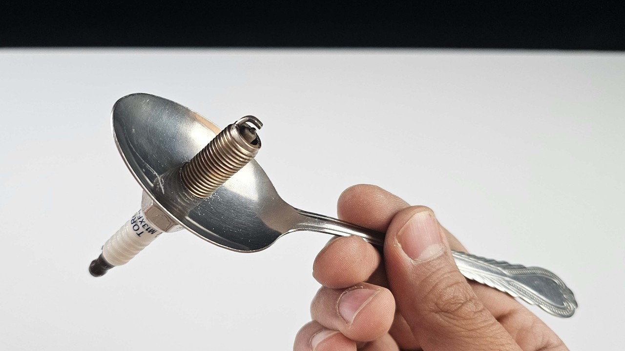 Place the spark plug on the spoon and unlock all the channels in the ...