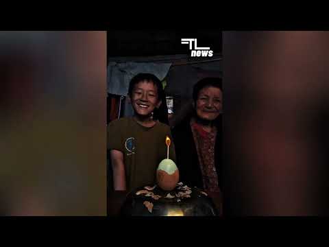CẬU BÉ HIẾU THẢO VỚI NGƯỜI BÀ