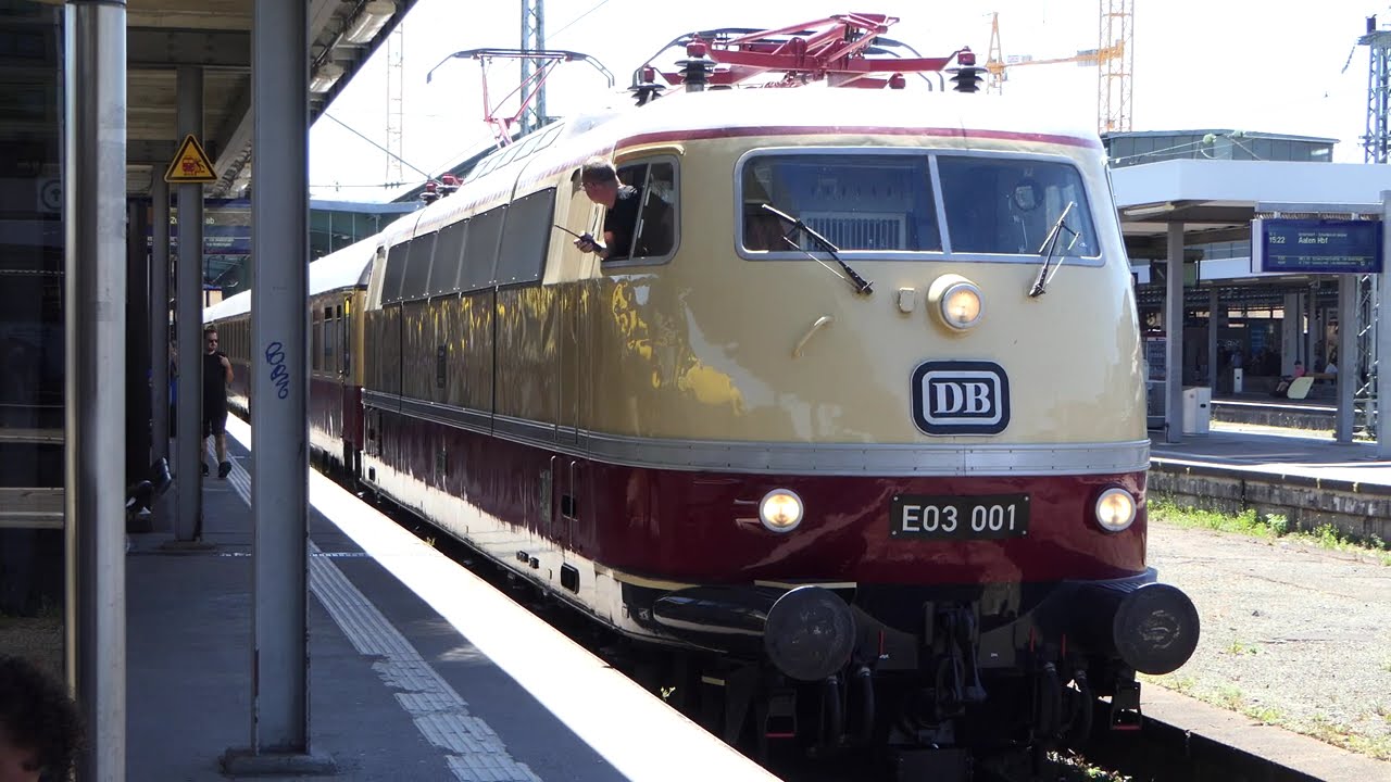 BR 103 (E03 001) mit Sonderzug, Ausfahrt @ Stuttgart Hauptbahnhof