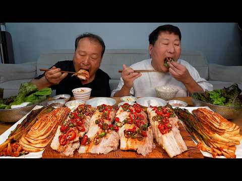 통닭에 먹던 고추 양념을 보쌈에? 매콤하게 즐기는 부드러운 보쌈과 김장김치! (Spicy Bossam &amp; Kimchi!) 요리&amp;먹방!! - Mukbang eating show