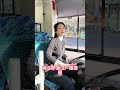 女公交车司机见到一神色慌张的男子尾随乘客上车 当男子对乘客背包下手时她不顾一切与歹徒 啊啊啊 Shorts 女公交车司机见到一神色慌张的男子尾随乘客上车 当男子对乘客背包下手时她不顾一切与歹徒 啊啊啊 Shorts