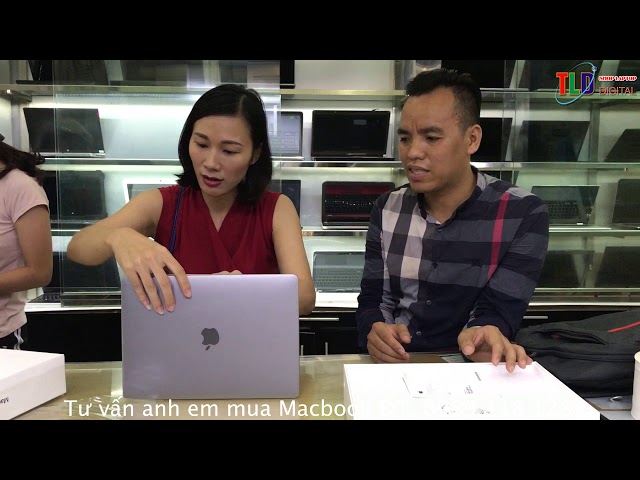 Người đẹp đập hộp Macbook Pro Retina 13,3 inch 2017