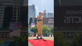 #ContactJuggling #Busking at #YongeandDundas on a hot summer Tuesday in #Toronto @DawnDreams