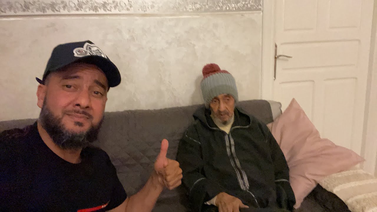 الوالد معكم يحييكم والصباط الأحمر تباع ب12000 درهم