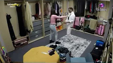 Jssica Nogueira e Gonalo Quinaz  brincam no closet...