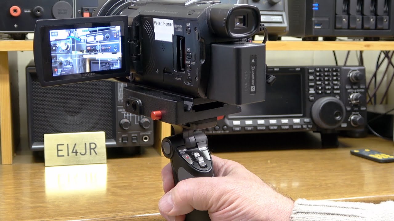 AX53 с рукояткой Sony GP VPT1, мини-штативом и пультом дистанционного управления.