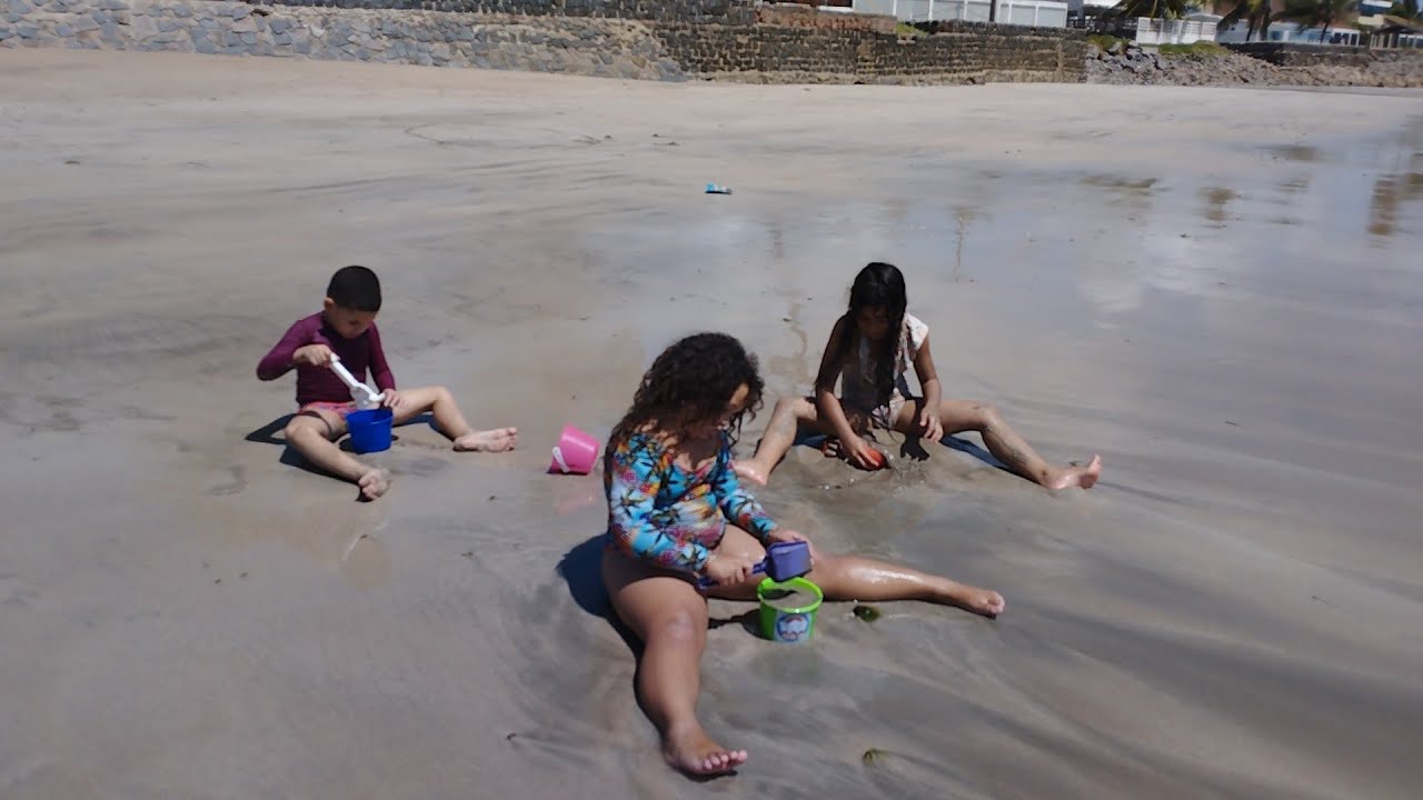 brincando de fazer piscina na areia da praia