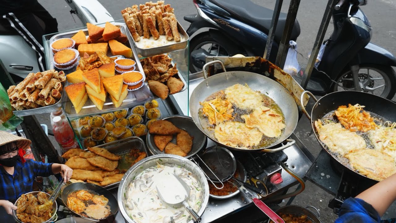 Vợ chồng miền tây bán xe bánh siêu đông khách, nhiều người mua ăn liền tại chỗ