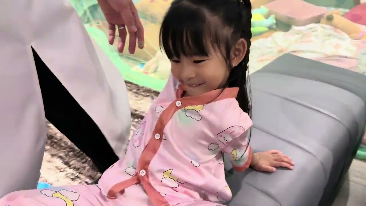 Ka Ka - Muội Muội - khui lì xì mua áo mới cho Ba Đoàn Cha Quang 