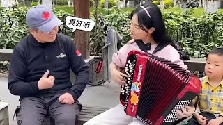 Accordion Hangzhou uncle want to worship me as a teacher? Accordion girl dressed as a pig to eat ti