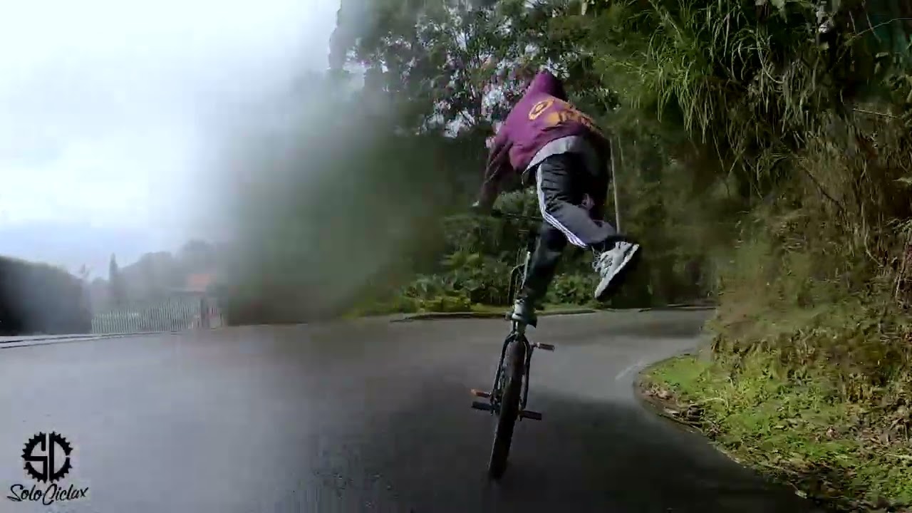 bajando escobero mientras llueve