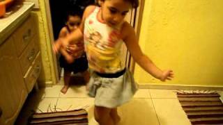 2 Video Vivi E Lilika Dançando 2012