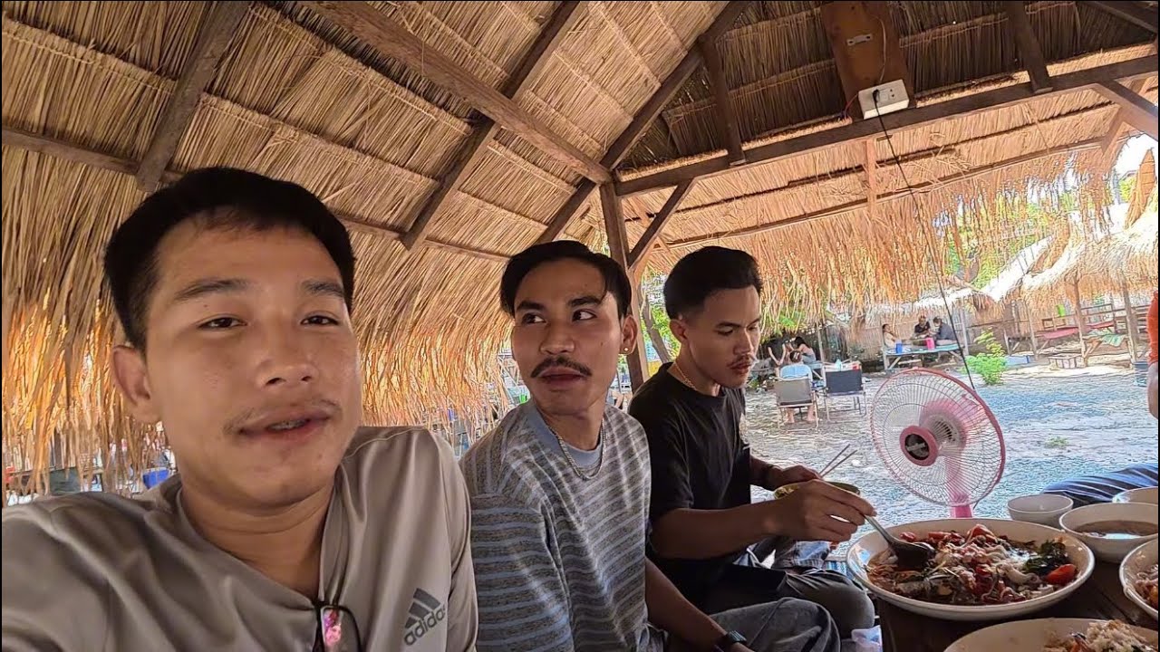 อ้ายอากอยอยากซัดหน้าบ่าวสุขเพราะบ่าวสุขซ้ำเติม