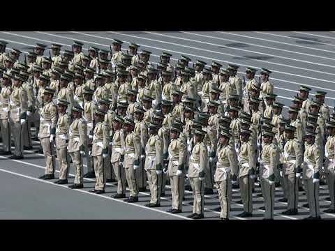 قسم دولة الإمارات العربية المتحدة يؤديه الطالب الصغير يونس ماجد الكتبي خلال حفل تخريج المرشحين