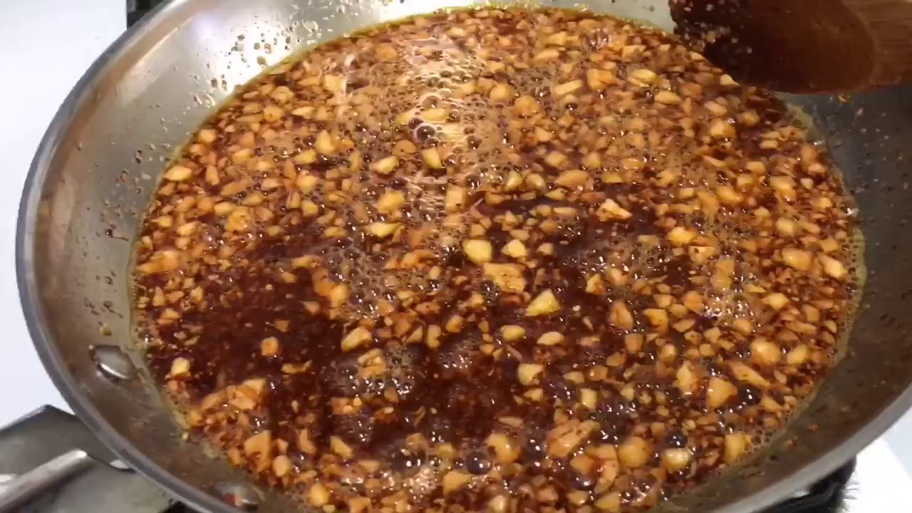How to make garlic chili oil/Homemade garlic chili oil. 