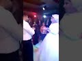 عريس يبوس عروسته في الفرح قدام المعازيم 