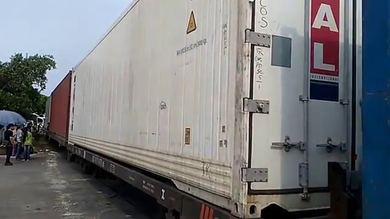 Kegiatan Langsiran Kereta Api Angkutan Peti Kemas Di Tanjung Priuk.