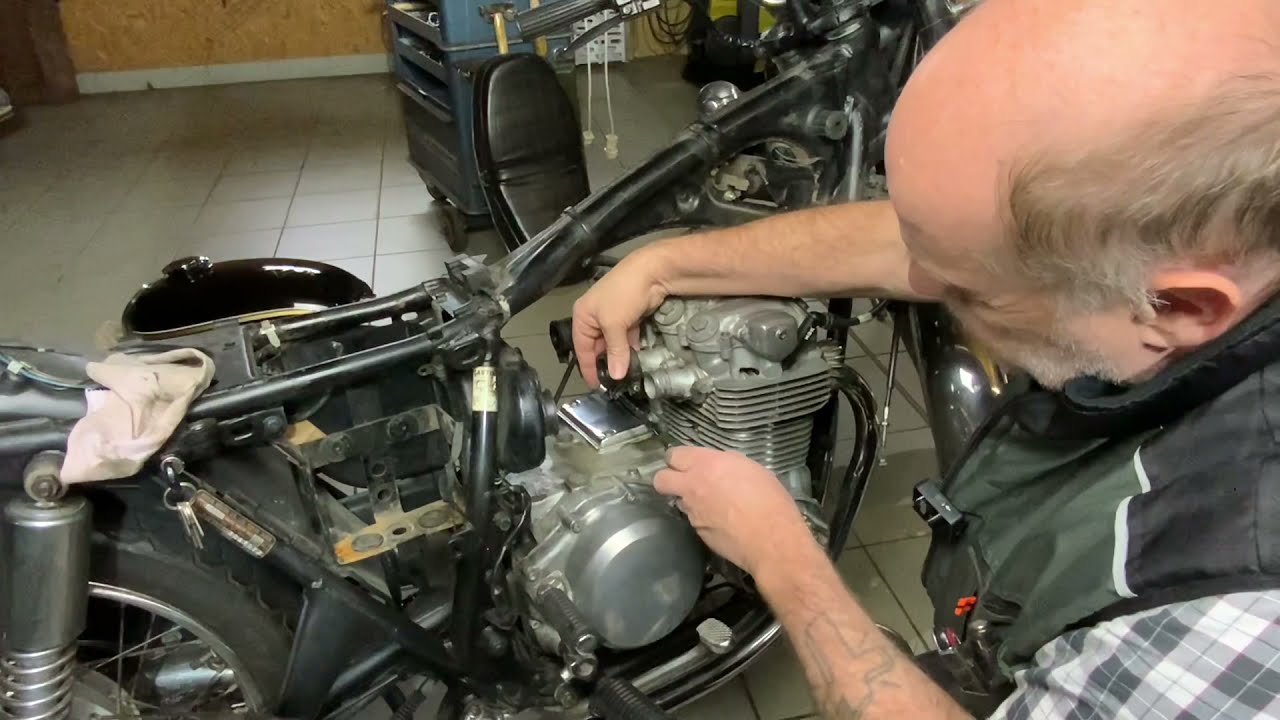 Honda CB500 5  Schaden am Motorgehäuse. Lackieren, Polieren oder nur Reinigen das ist die Frage