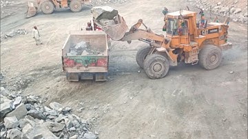 Caterpillar loadar 966E big rocks loading trolleys#viral#viralvideo#video#foryou#youtubeshorts#rock