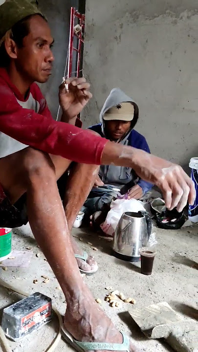 Tukang bangunan di saat ngopi #shorts #shortsviral #shortsvideo