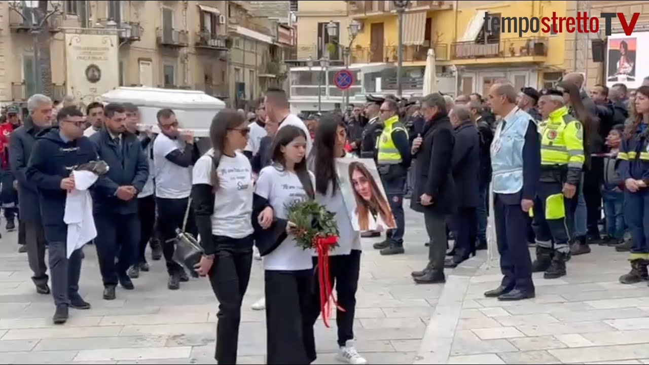 Funerali Sara Campanella. La bara bianca entra nella chiesa di Misilmeri