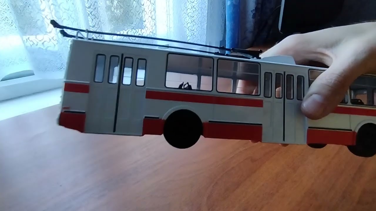 Модель троллейбуса ЗИУ-682Б от компании модимио.