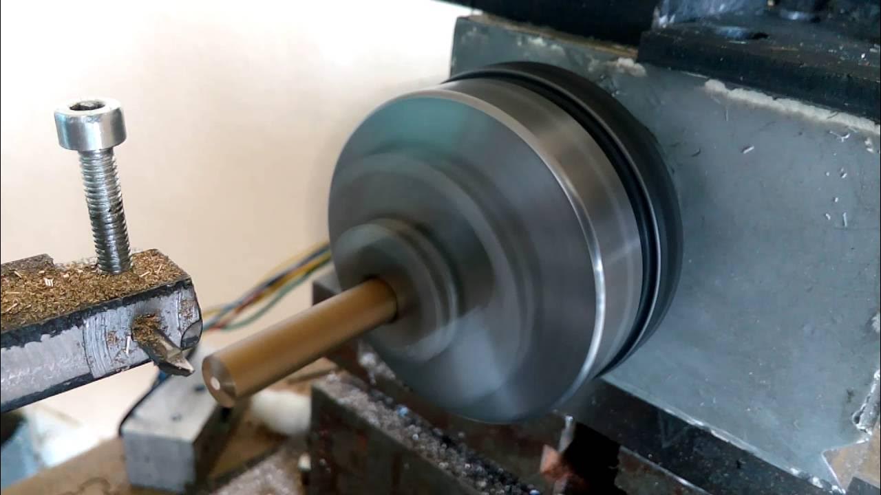 Гриндер без токаря. Ролики для гриндера. Эксцентриковый вал без токарного станка. Механизм натяжения ленты гриндера. Самодельный токарный станок по металлу.