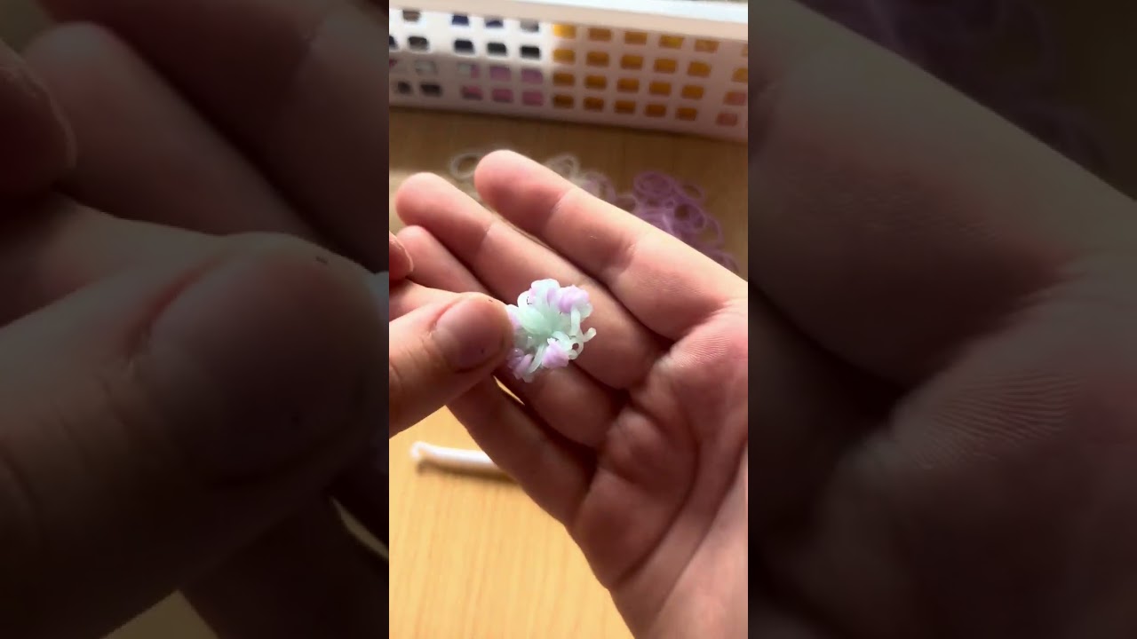 How to make a snowflake out of loom bands!