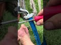 A técnica do jardineiro para mangueira nunca mais escapar #BrasilDIY #GambiarraDeLuxo #IdeiaGenial