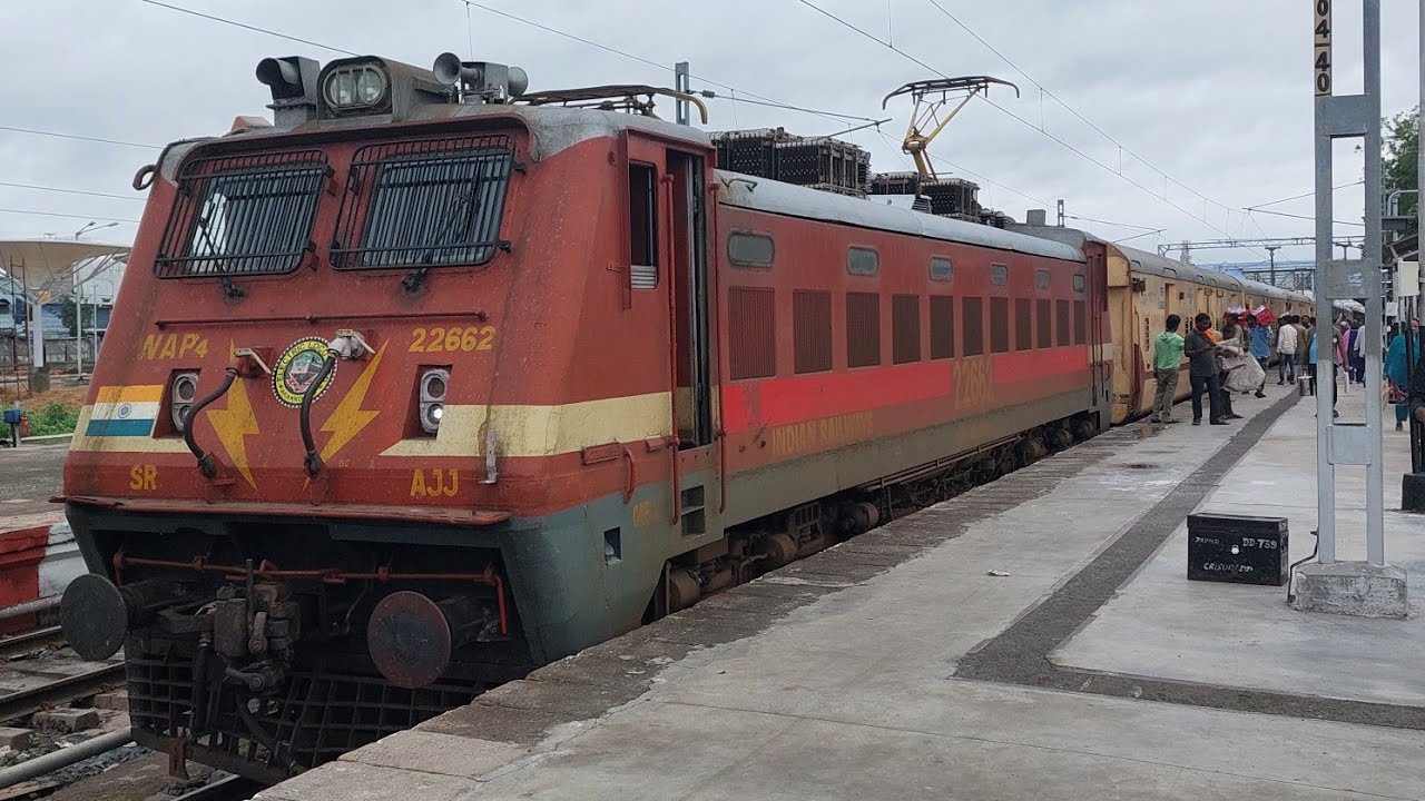 22157 : An AJJ WAP4 led MADRAS MAIL's arrival & departure from Krishna Junction!!