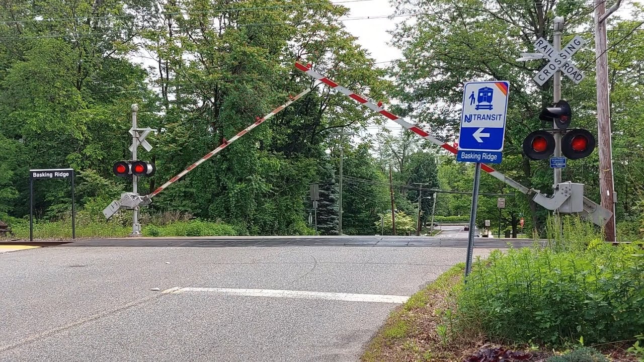 Ridge Road level crossing, Basking Ridge, New Jersey - YouTube
