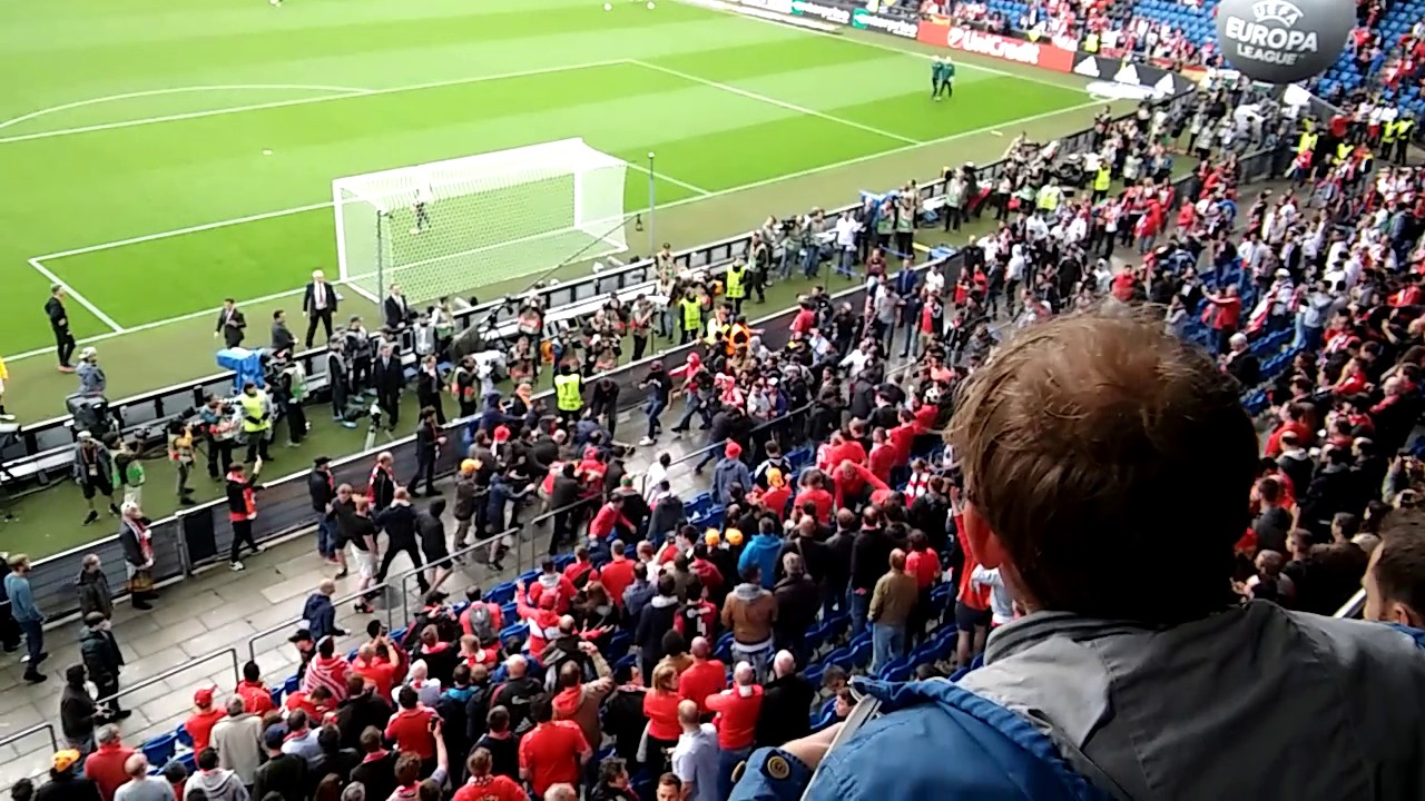 liverpool fans fighting sevilla fans europa final 2016