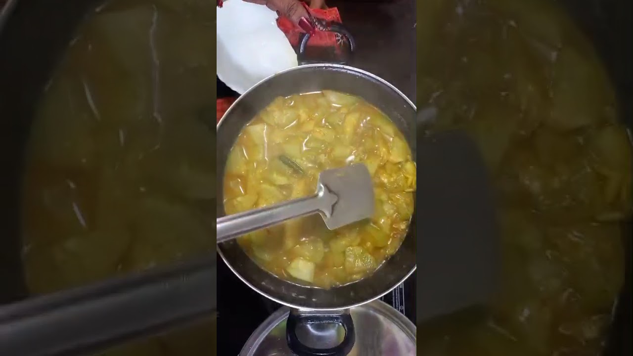 লাউ চিংড়ির ঘন্ট 