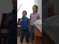 Племянники Лия и Максим Мариновские поют песню на собрании про Закхея.