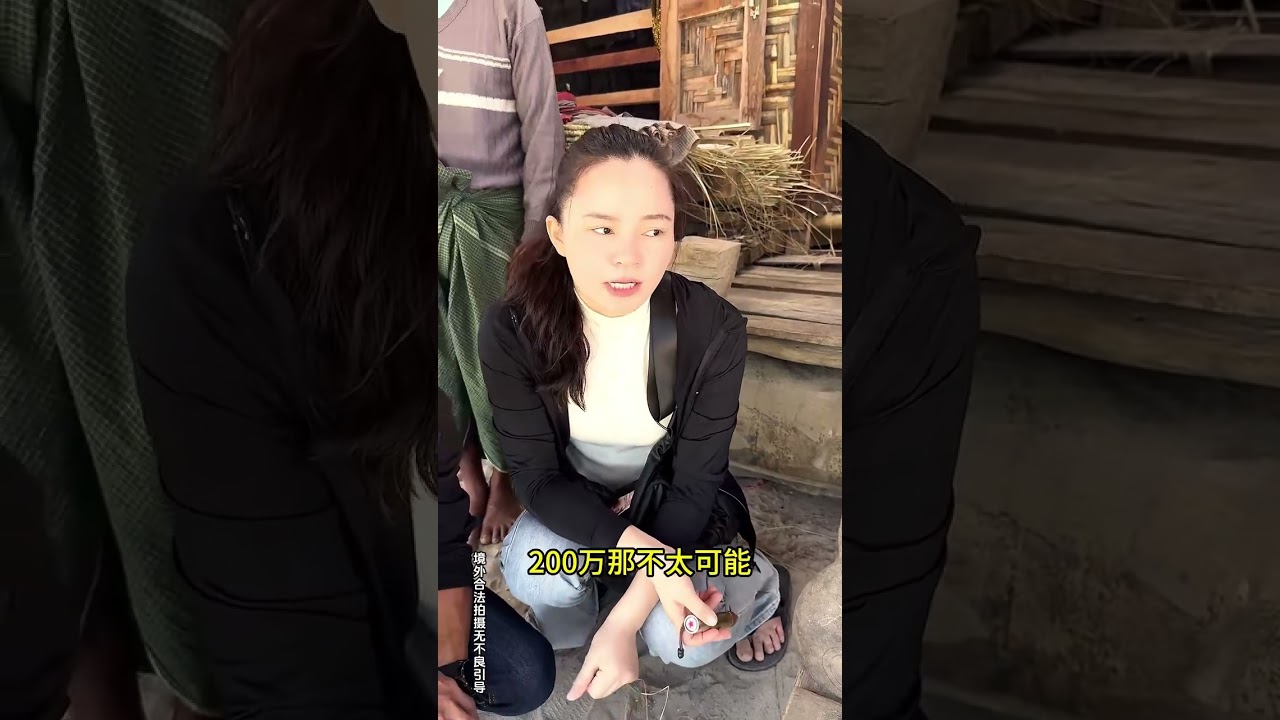 在缅甸江边看到了阿哥抬着的东西有点像翡翠。#翡翠#翡翠手镯#珠宝首饰#翡翠手镯定制