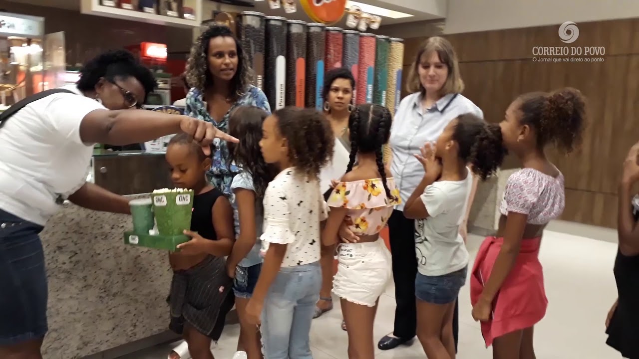 Ação social leva crianças para assistir ao filme 'Pantera Negra' jornal do brasil