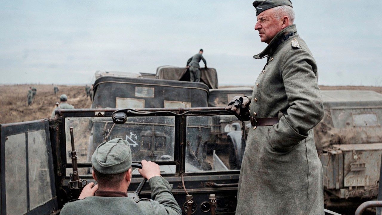 Der Winter 1940, ein Hauptquartier in Westdeutschland: Ein General schreibt in seinem Büro an einen Plan, von dem er weiß, dass er alles ändern könnte. Sein Name: Erich von Manstein. Doch fast die...