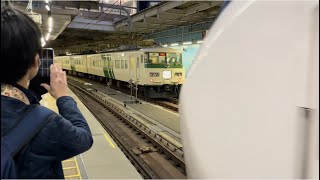 E657が発車し、185が見えやすくなる瞬間