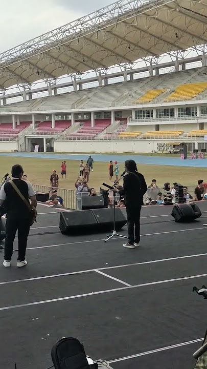 H.Rhoma Irama dan Soneta selesai cek sound di lap. aji imbut Tenggarong