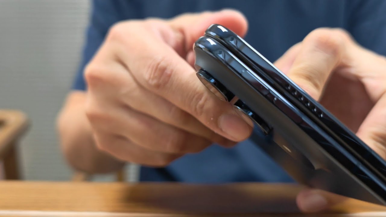 動画で投稿者がiPhone Duoとする折りたたんだ端末を手に持つ場面