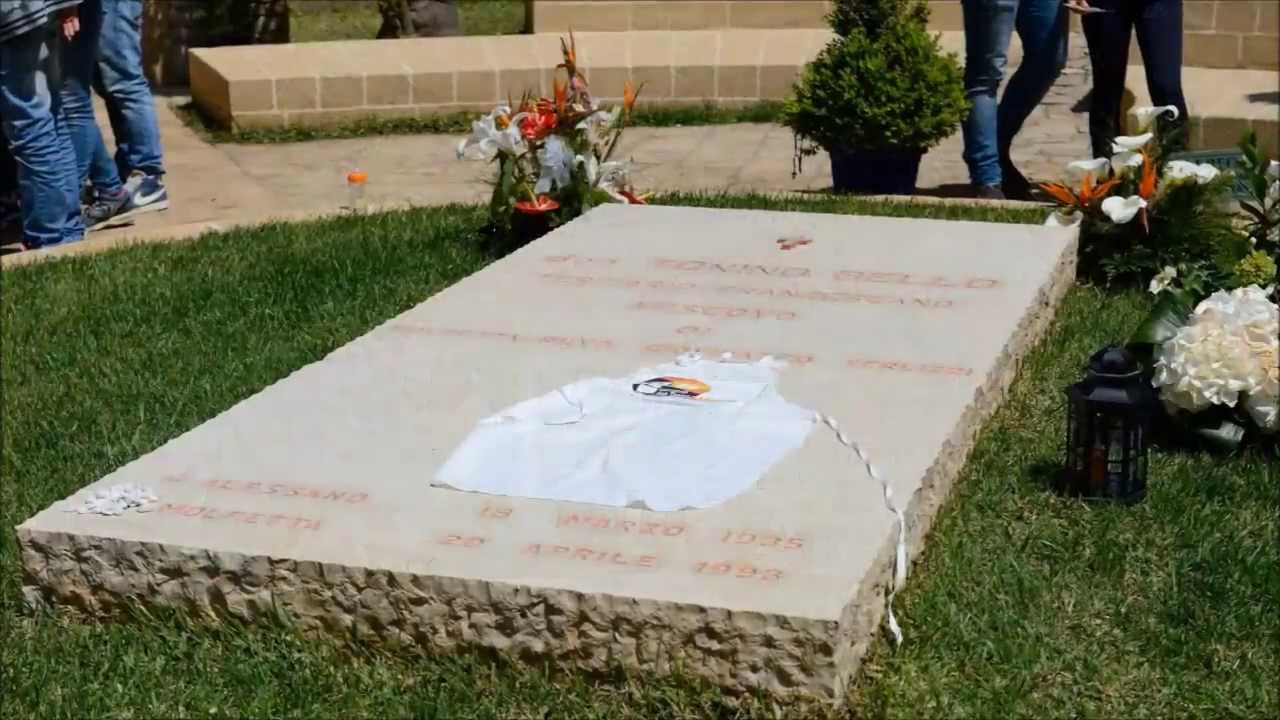 L'Epicentro Giovanile in pellegrinaggio sulla tomba di don Tonino Bello