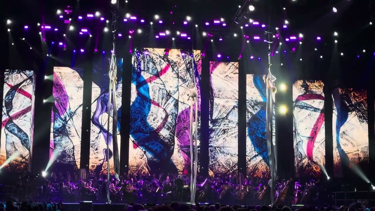 Igazából Karácsony 2025 MVM DOME Dohnányi zenekar / Aerial silks Vincze Tünde Produkcio 