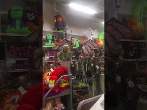 Videó: Halloween ünneplése Queensben