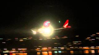 Qantas B737 8 Zk Zqf Landing Wellington At Night