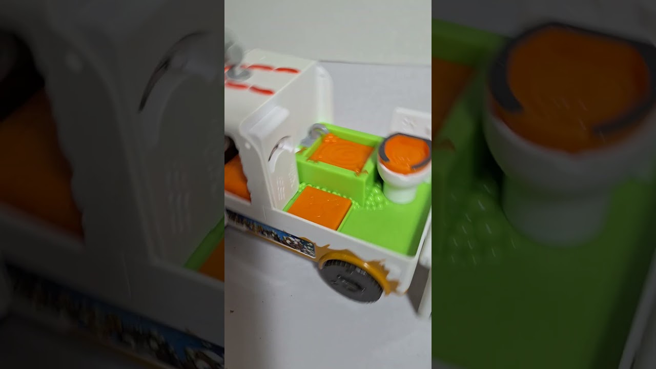 The Ugglys Pet Shop Dirty Dog Wash Van Truck Toy Vehicle 2015